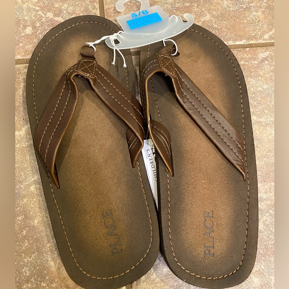 New with Tags Children’s Place brown youth Flip flops size 5/6